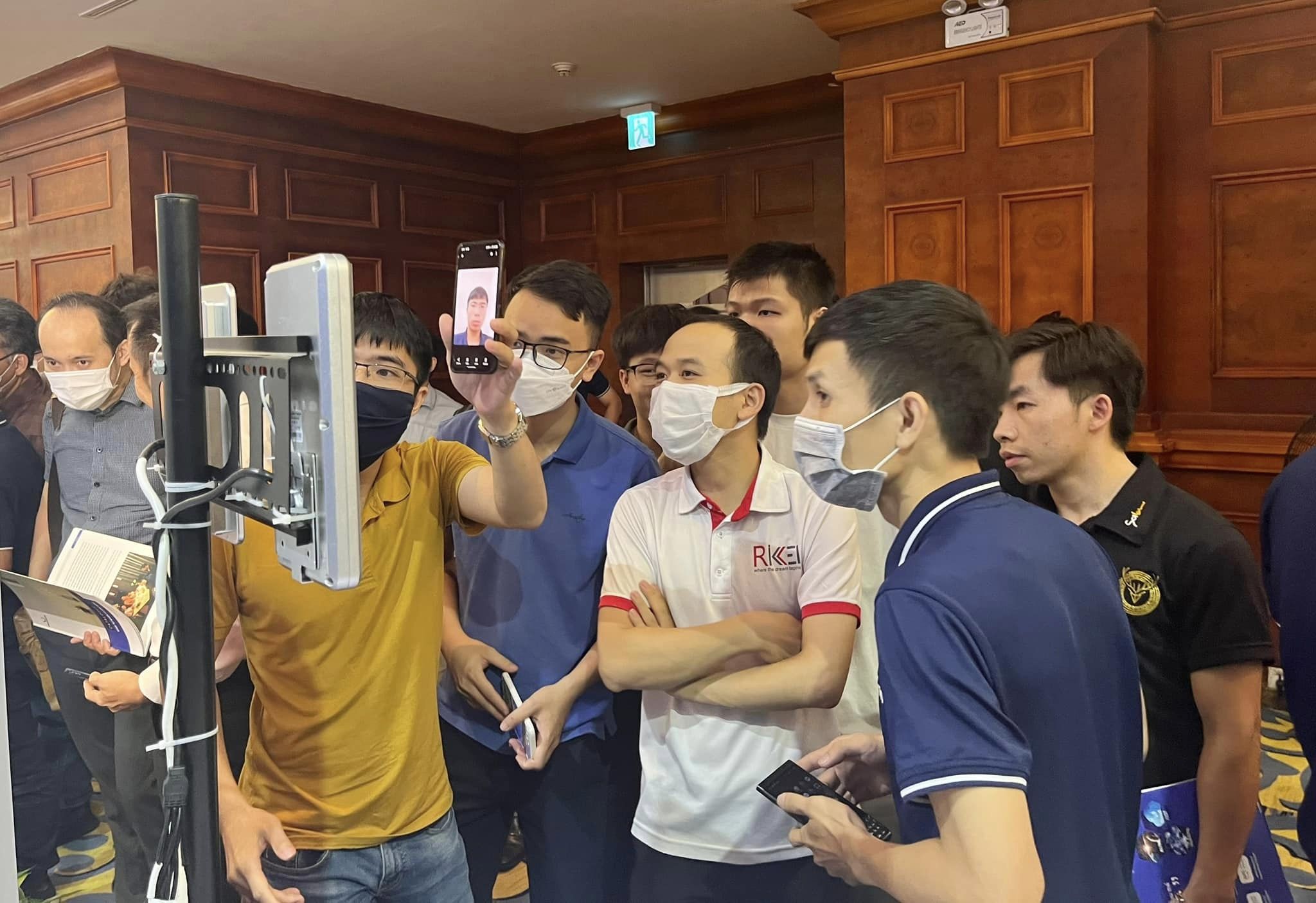 Rất đông khách ghé thăm gian hàng hào hứng trải nghiệm thực tế giải pháp FaceX